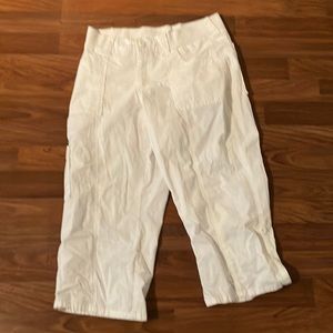 This white capris make the perfect wear for any occasion. 🩵